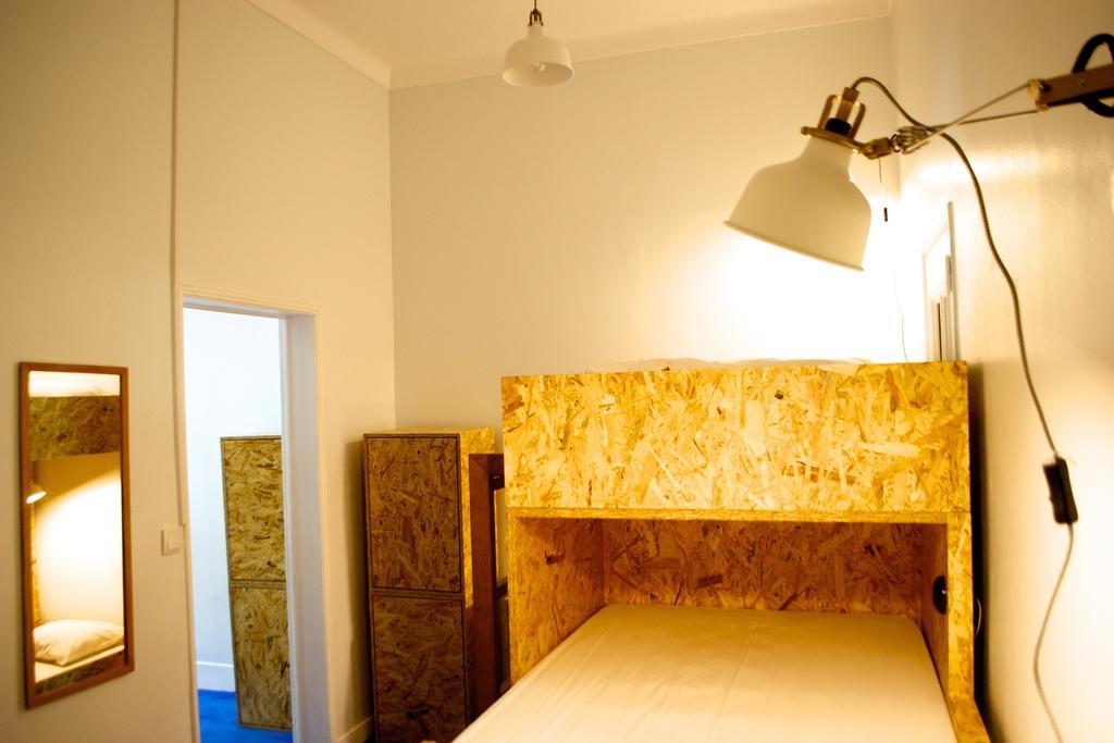 Cama em Dormitório Misto com 9 Camas