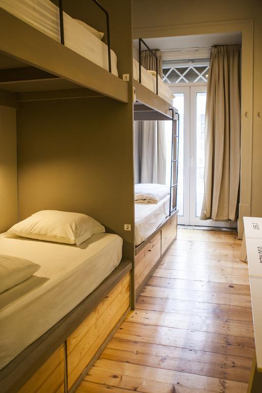 Cama em Dormitório Misto com 4 Camas e Casa de Banho Partilhada