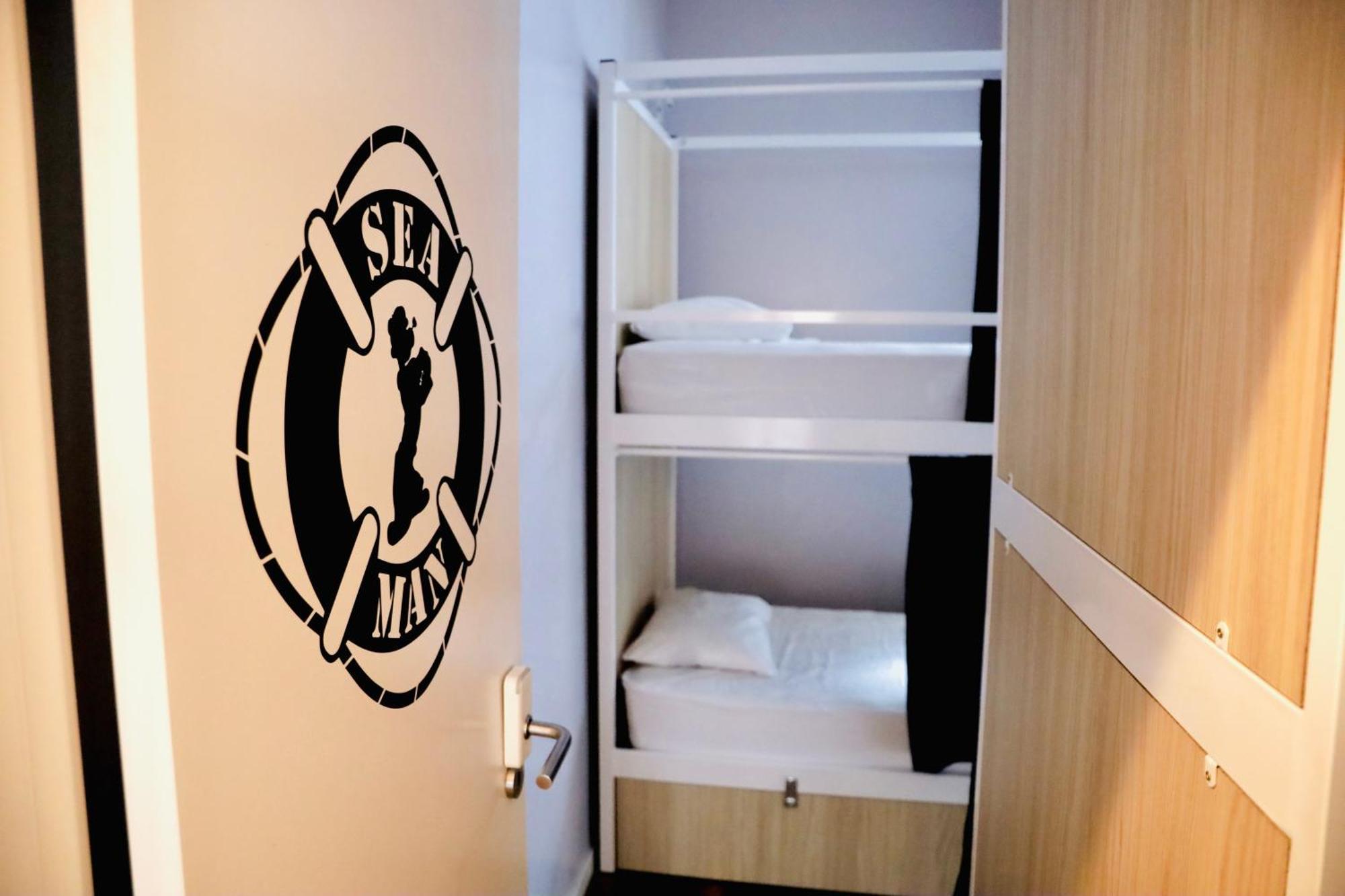 Cama num Dormitório com 8 Camas
